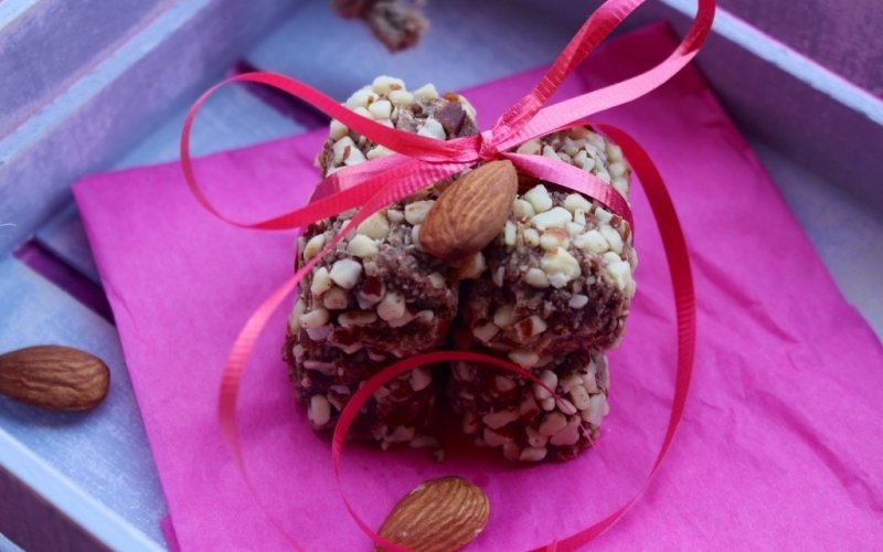 Go Paleo to Satiate Sweet Cravings: Date-Almonds Sugar-Free Rolls