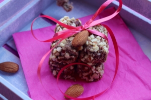 Go Paleo to Satiate Sweet Cravings: Date-Almonds Sugar-Free Rolls